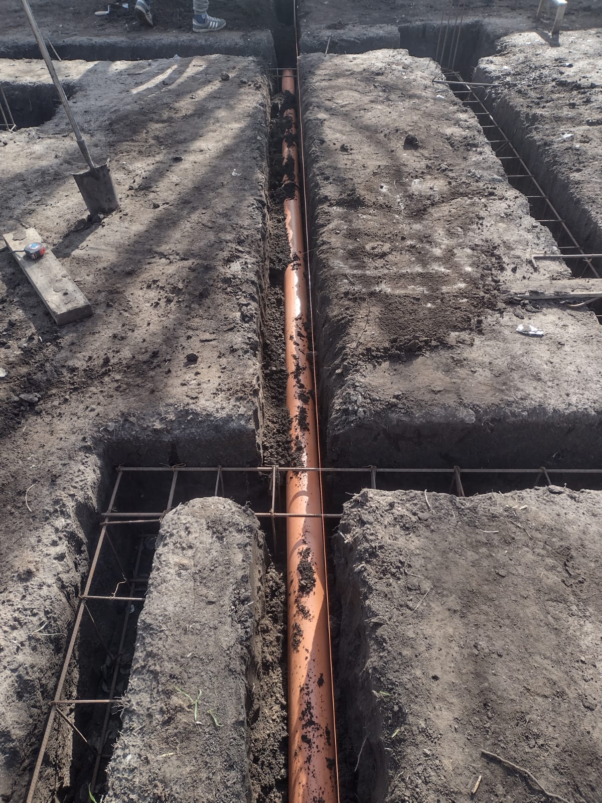 Excavación inicial de fundaciones para local comercial