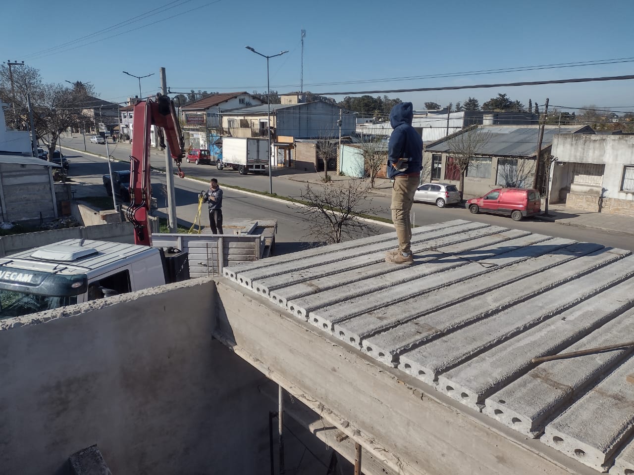 Colocación de viguetas y losas sobre el local comercial