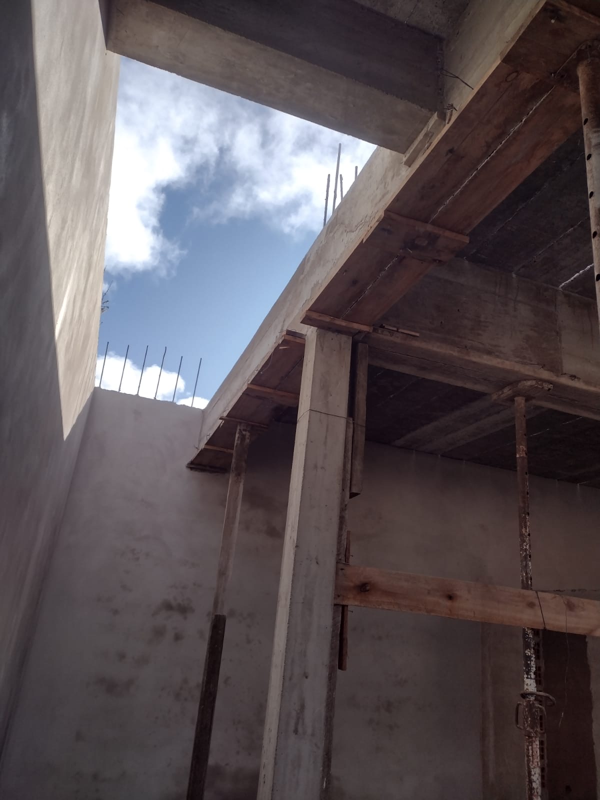 Estructura interior de hormigón y apuntalamiento