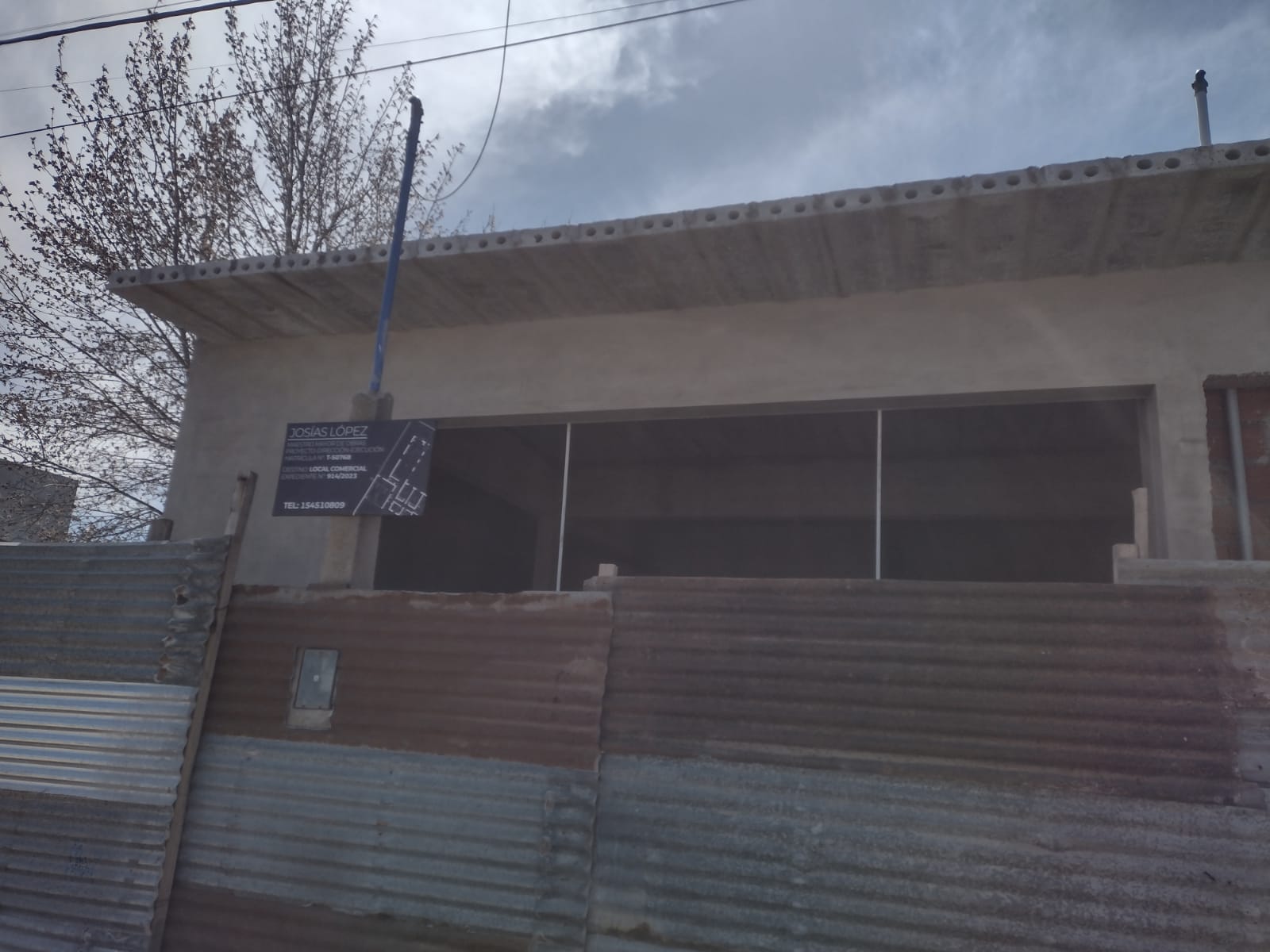 Frente de obra con cubierta y cerramiento provisorio