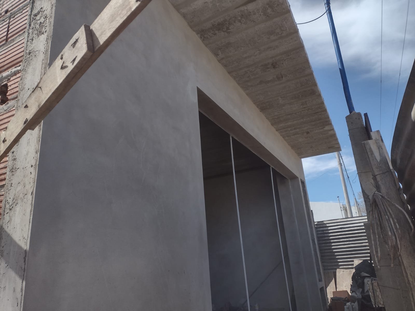 Revoque exterior y vano comercial en ejecución