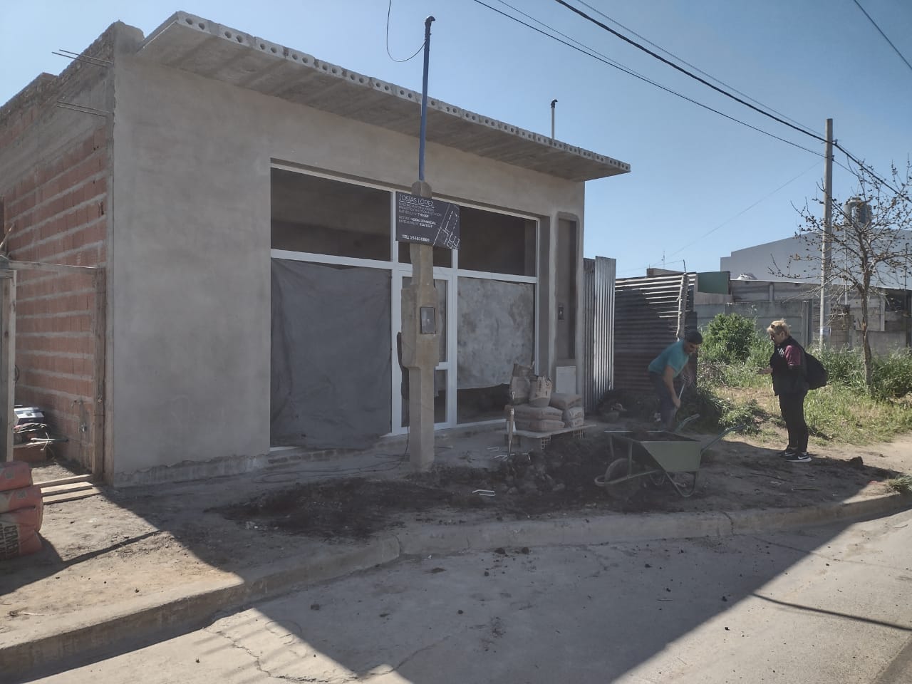 Fachada revocada con carpintería colocada