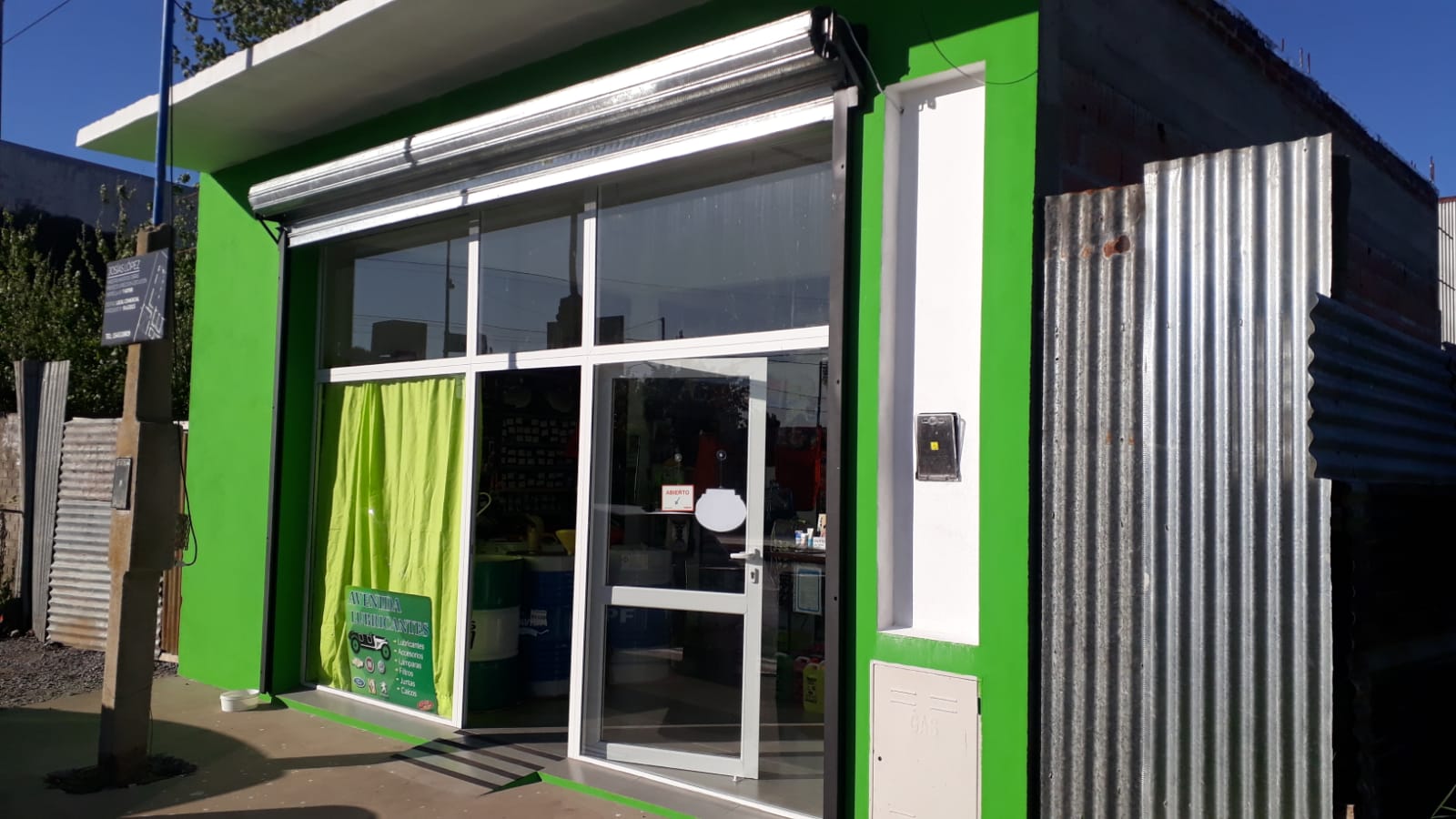 Local comercial pintado con frente vidriado
